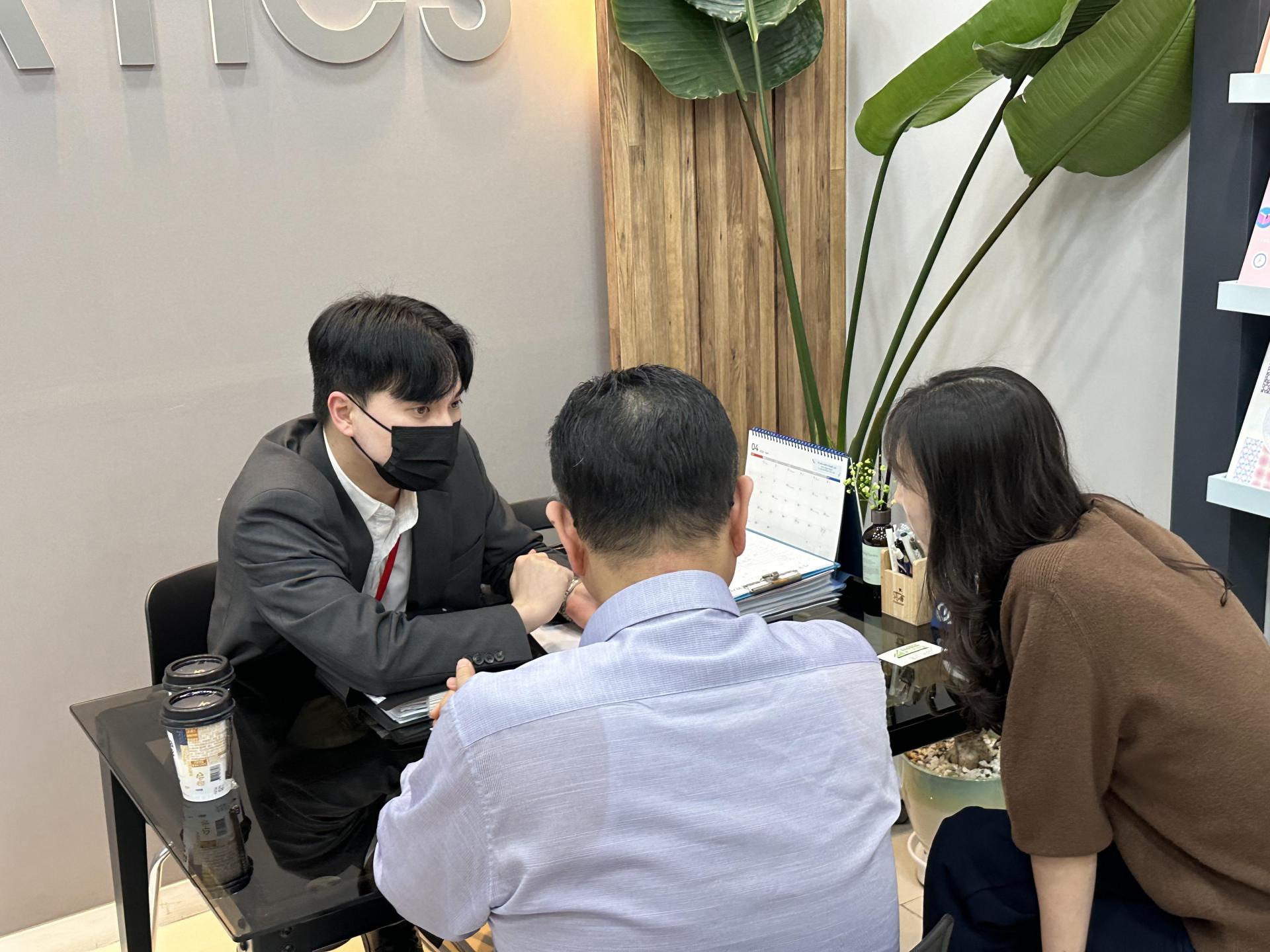 광고의정답 공식 홈페이지에 소개된 방문 상담 현장
